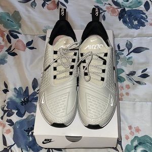 Women’s Nike Air Max 270 SE (Size 9)